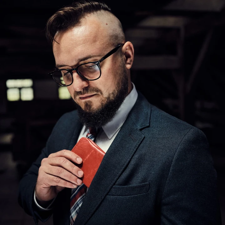 PELIKAN skórzany portfel na karty i monety, czerwień – w dłoni