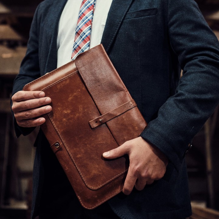 FOLBAG brązowe skórzane etui na dokumenty, laptopa lub kopertówka